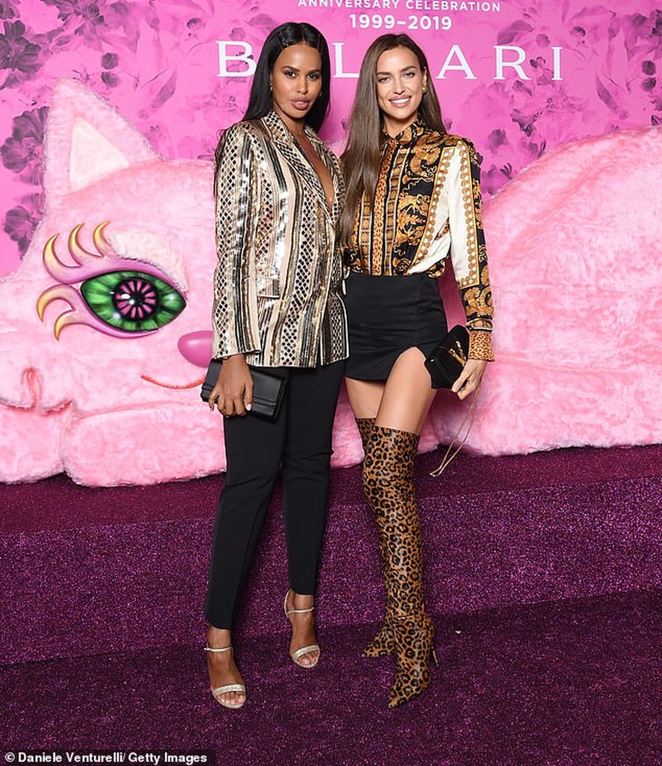 Tình cũ của Ronaldo khoe chân dài trên sàn diễn thời trang - 11