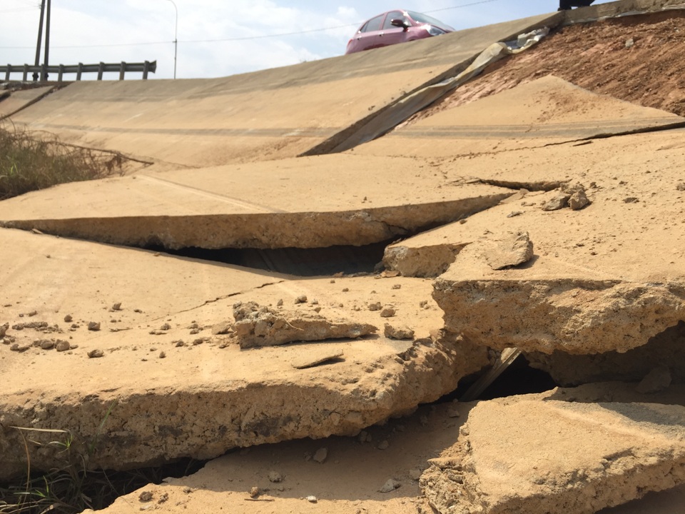 Dự án đường cứu hộ hơn 100 tỷ đồng vỡ nát sau lũ - 2