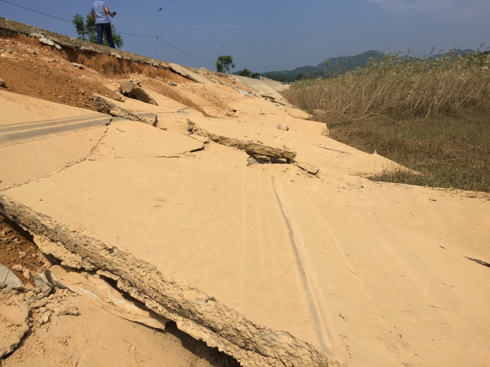 Dự án đường cứu hộ hơn 100 tỷ đồng vỡ nát sau lũ - 5