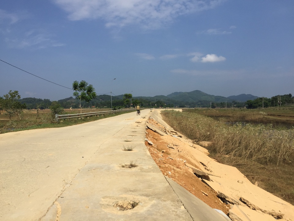 Dự án đường cứu hộ hơn 100 tỷ đồng vỡ nát sau lũ - 4