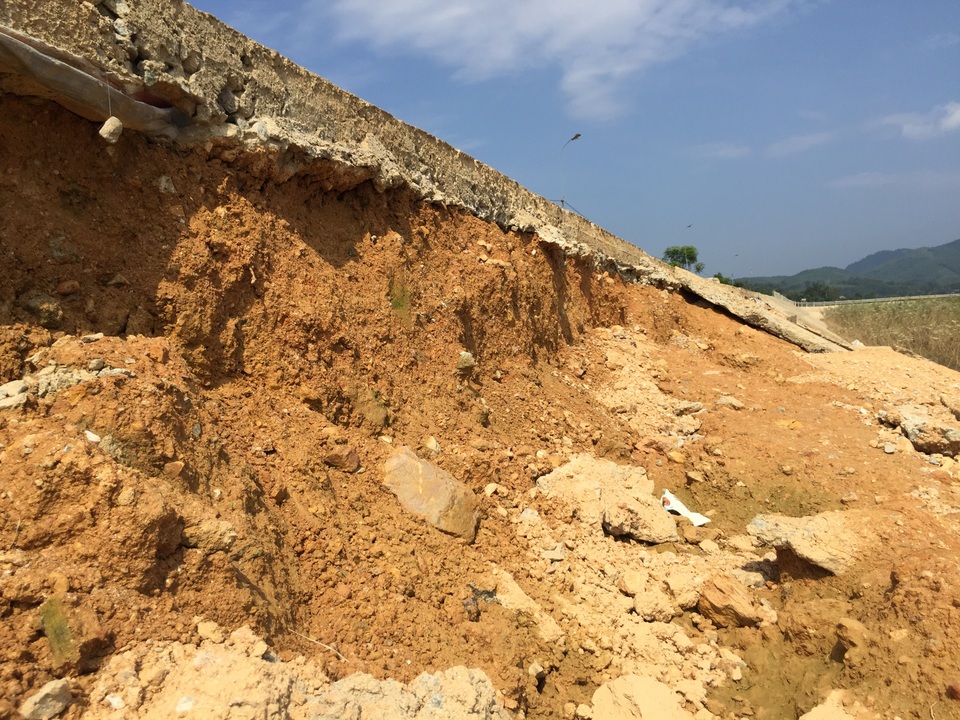 Dự án đường cứu hộ hơn 100 tỷ đồng vỡ nát sau lũ - 3