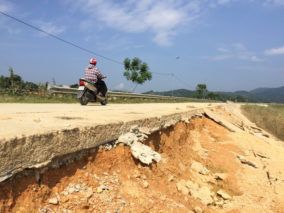 Dự án đường cứu hộ hơn 100 tỷ đồng vỡ nát sau lũ - 8