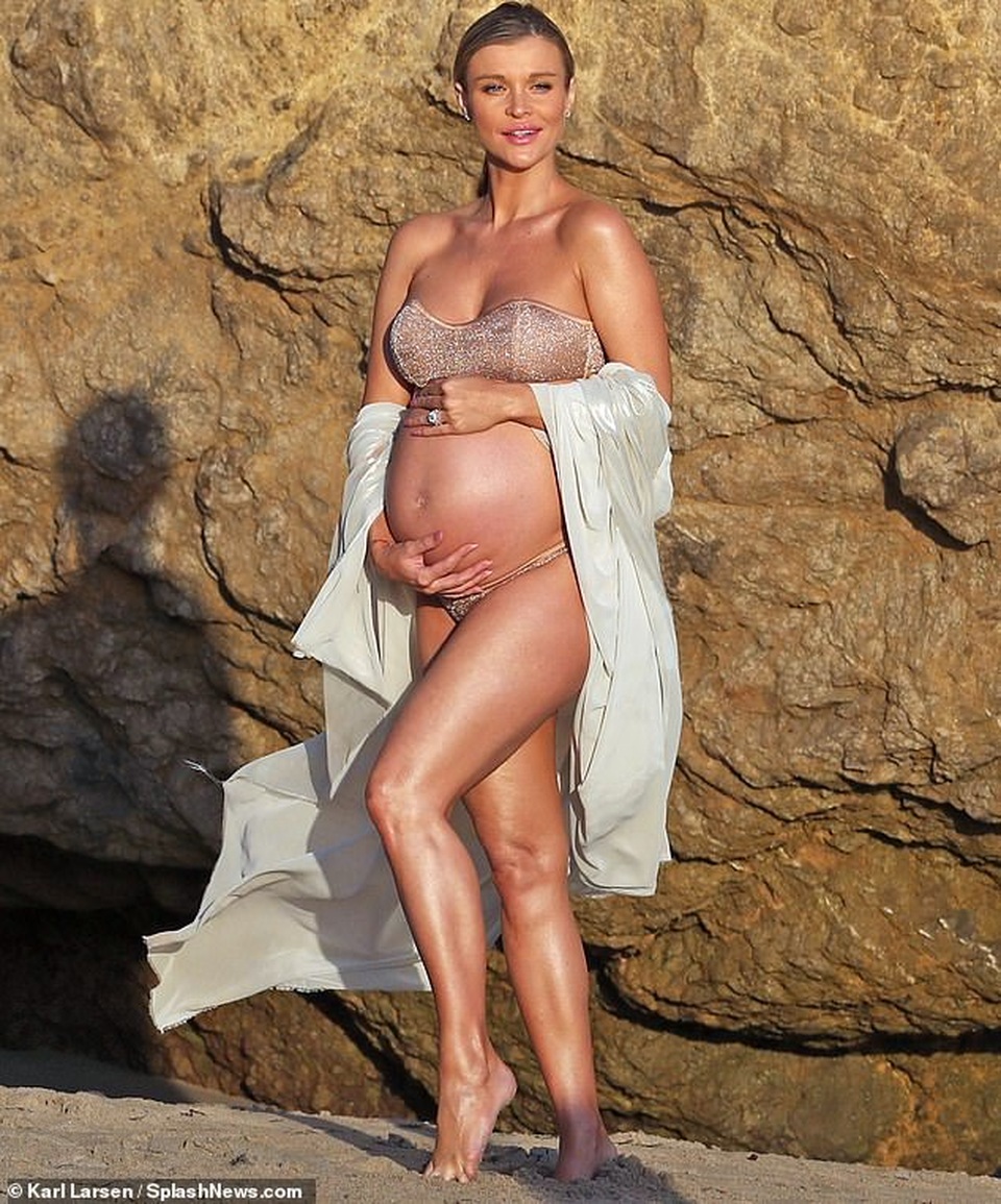 Joanna Krupa bế bụng bầu chụp ảnh nóng - 7 Joanna Krupa bế bụng bầu chụp ảnh nóng - 7