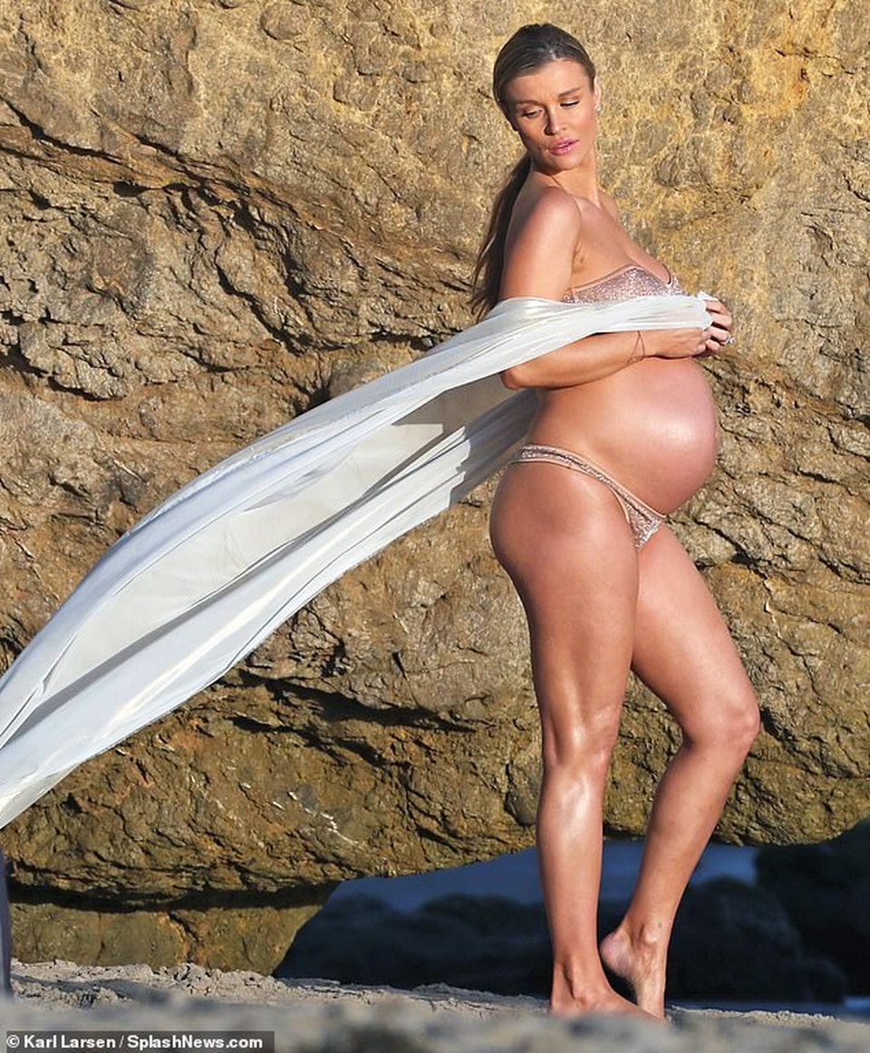 Joanna Krupa bế bụng bầu chụp ảnh nóng - 1 Joanna Krupa bế bụng bầu chụp ảnh nóng - 1