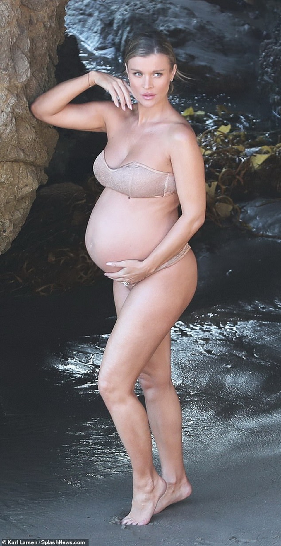 Joanna Krupa bế bụng bầu chụp ảnh nóng - 3 Joanna Krupa bế bụng bầu chụp ảnh nóng - 3