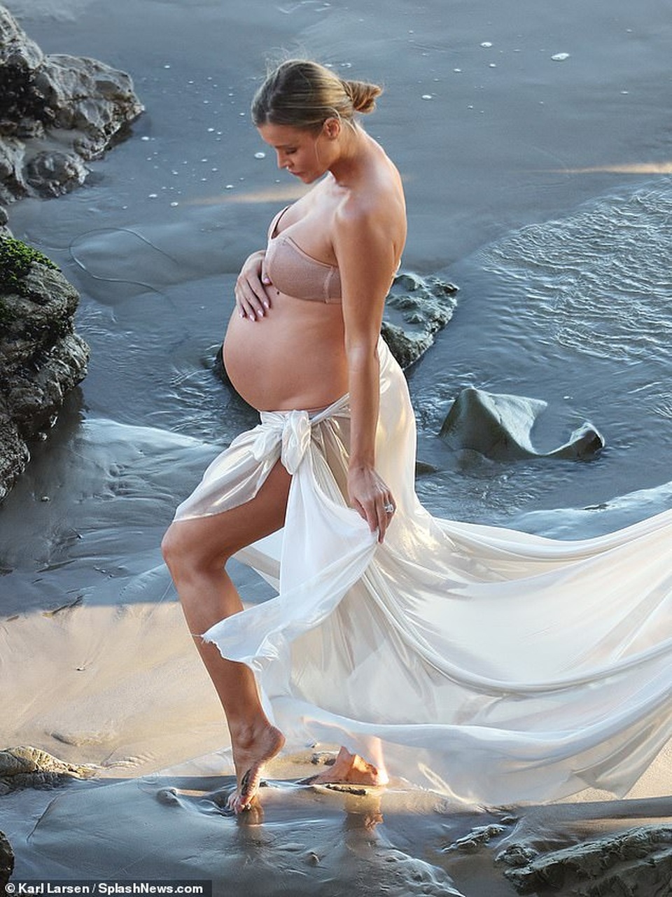 Joanna Krupa bế bụng bầu chụp ảnh nóng - 10 Joanna Krupa bế bụng bầu chụp ảnh nóng - 10