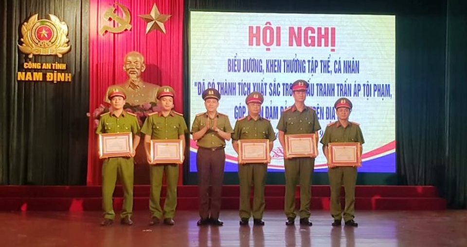 Khởi tố 2 đối tượng mang búa và bình xịt hơi cay đi cướp tiệm vàng - 1 Khởi tố 2 đối tượng mang búa và bình xịt hơi cay đi cướp tiệm vàng - 1