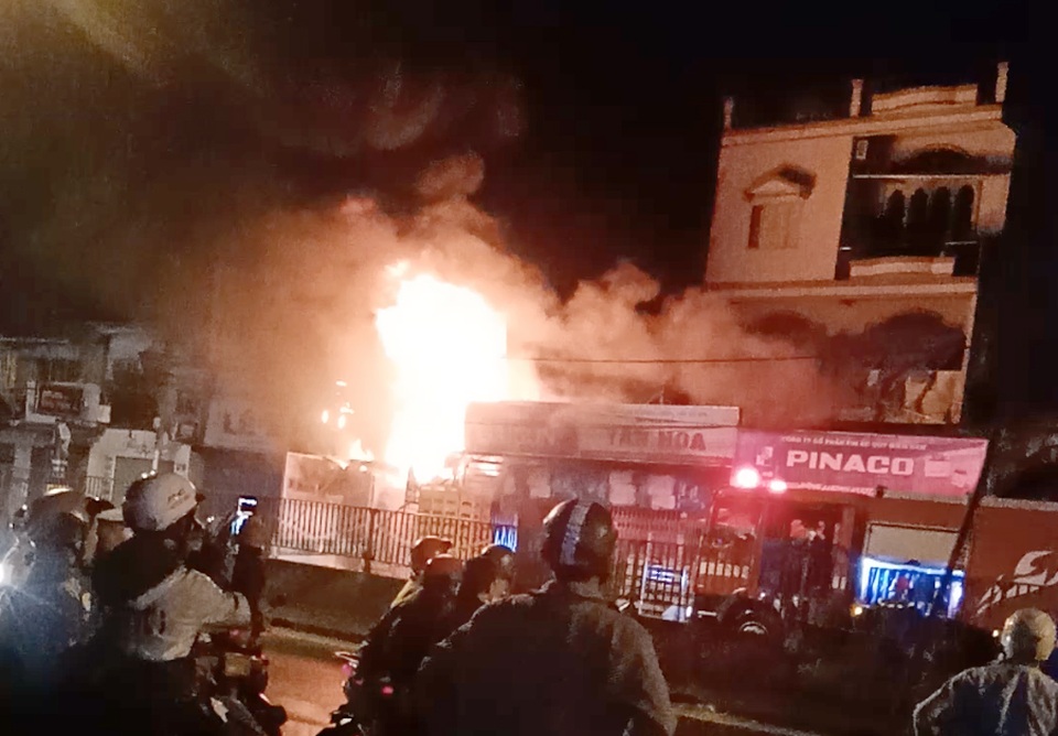 Cảnh sát giải cứu 3 người trong vụ cháy nhà 5 tầng ở Sài Gòn - 3