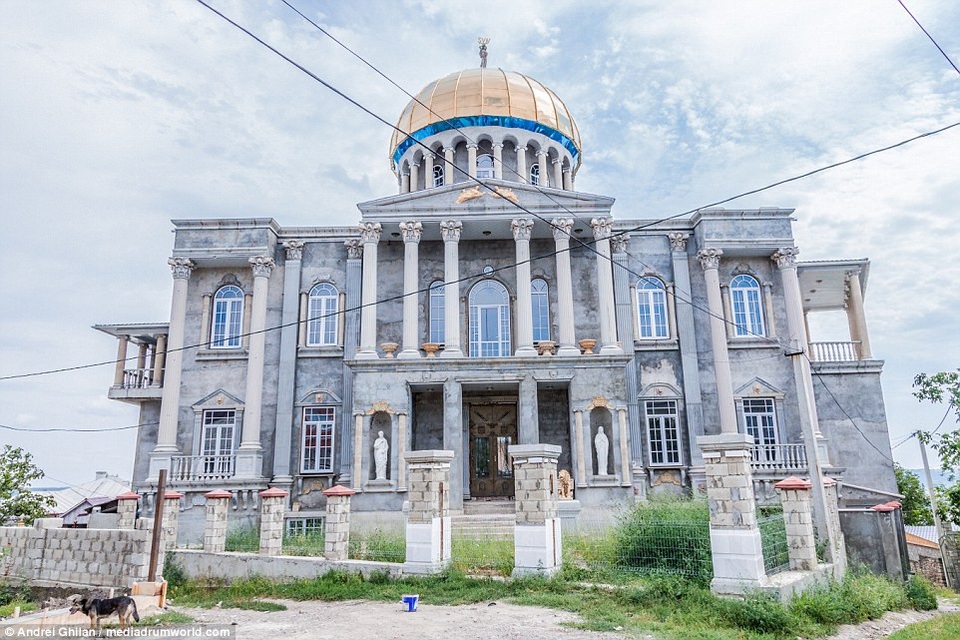 Ngợp mắt với thị trấn giàu có toàn... cung điện xa hoa - 1 Ngợp mắt với thị trấn giàu có toàn... cung điện xa hoa - 1