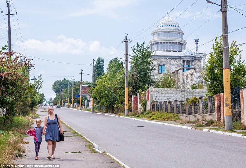 Ngợp mắt với thị trấn giàu có toàn... cung điện xa hoa - 2 Ngợp mắt với thị trấn giàu có toàn... cung điện xa hoa - 2