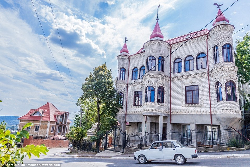 Ngợp mắt với thị trấn giàu có toàn... cung điện xa hoa - 3 Ngợp mắt với thị trấn giàu có toàn... cung điện xa hoa - 3