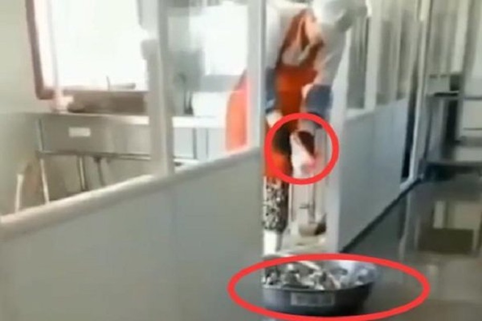 Nhà ăn trường học Trung Quốc dùng bột giặt để rửa bát đĩa - 1 Nhà ăn trường học Trung Quốc dùng bột giặt để rửa bát đĩa - 1