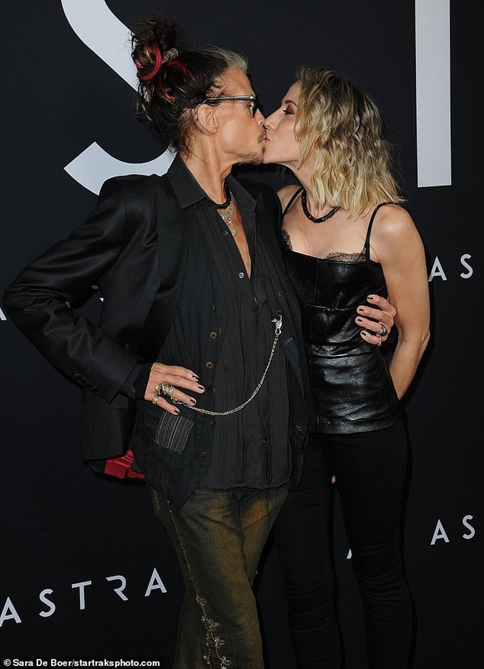 Steven Tyler hôn âu yếm bạn gái kém 41 tuổi - 7 Steven Tyler hôn âu yếm bạn gái kém 41 tuổi - 7