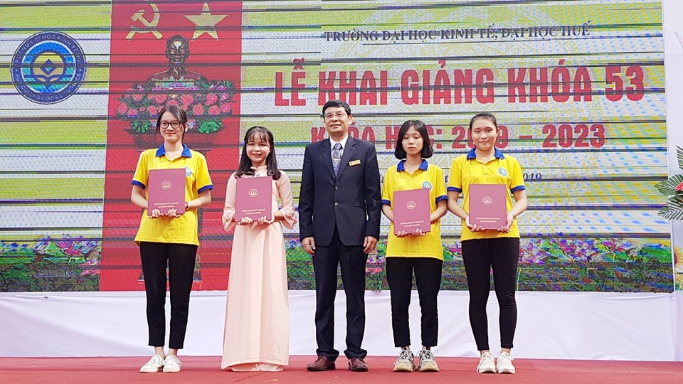 Vui tươi, sôi động không khí đón tân SV ở 6 trường đại học tại Huế - 2 Vui tươi, sôi động không khí đón tân SV ở 6 trường đại học tại Huế - 2