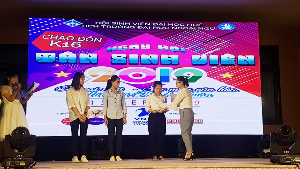 Vui tươi, sôi động không khí đón tân SV ở 6 trường đại học tại Huế - 10 Vui tươi, sôi động không khí đón tân SV ở 6 trường đại học tại Huế - 10