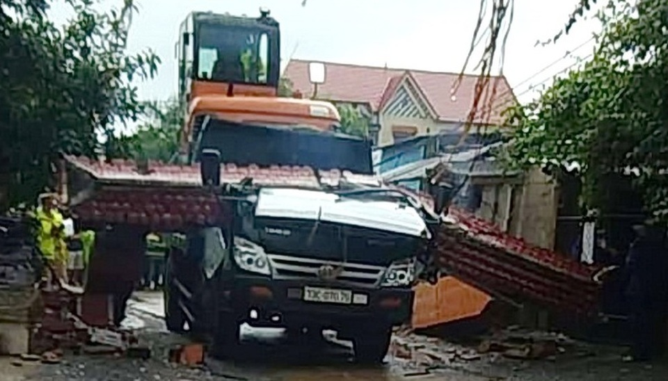 Xe ben kéo đổ cổng làng, tài xế tử vong trong cabin - 1 Xe ben kéo đổ cổng làng, tài xế tử vong trong cabin - 1