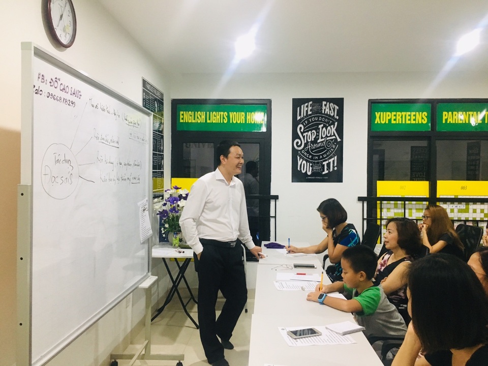 Thầy giáo 8X sáng lập hội GIA ĐÌNH TỰ HỌC ANH VĂN thu hút hàng nghìn người quan tâm - 1 Thầy giáo 8X sáng lập hội GIA ĐÌNH TỰ HỌC ANH VĂN thu hút hàng nghìn người quan tâm - 1