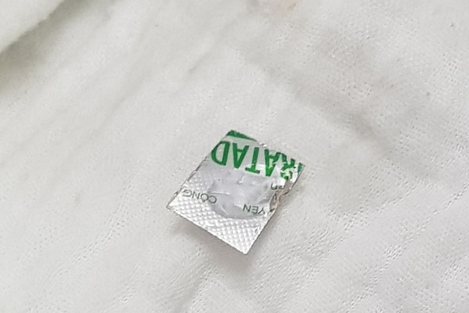Quên bóc vỉ thuốc trước khi uống, nữ bệnh nhân 65 tuổi phải nhập viện - 2 Quên bóc vỉ thuốc trước khi uống, nữ bệnh nhân 65 tuổi phải nhập viện - 2