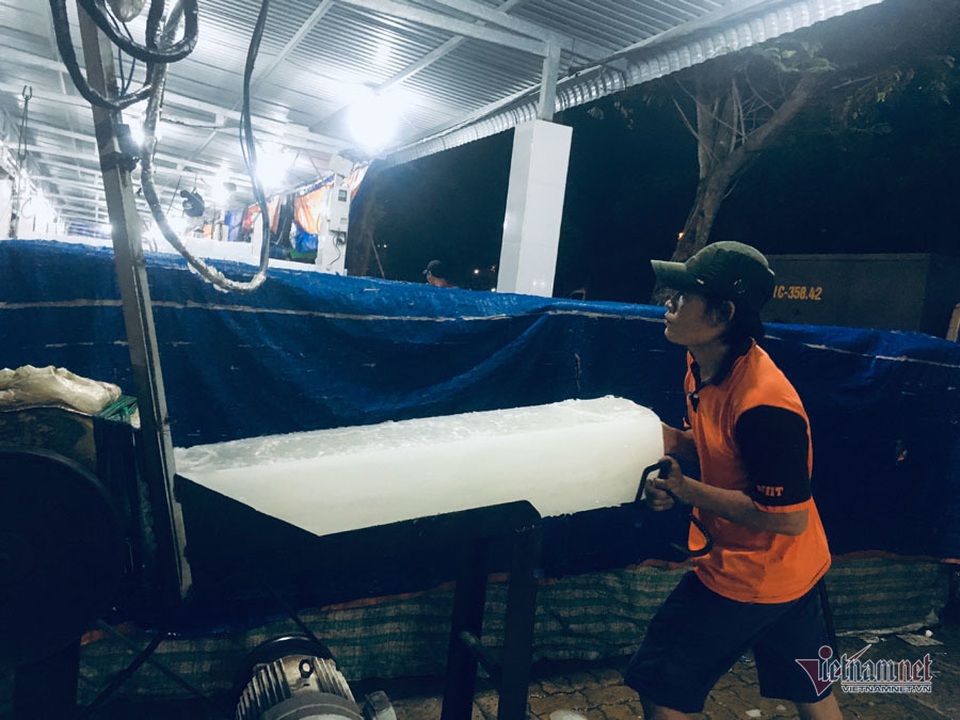 Vác đá lạnh xuyên đêm, anh công nhân phấn khởi nhận 400 ngàn đồng - 4
