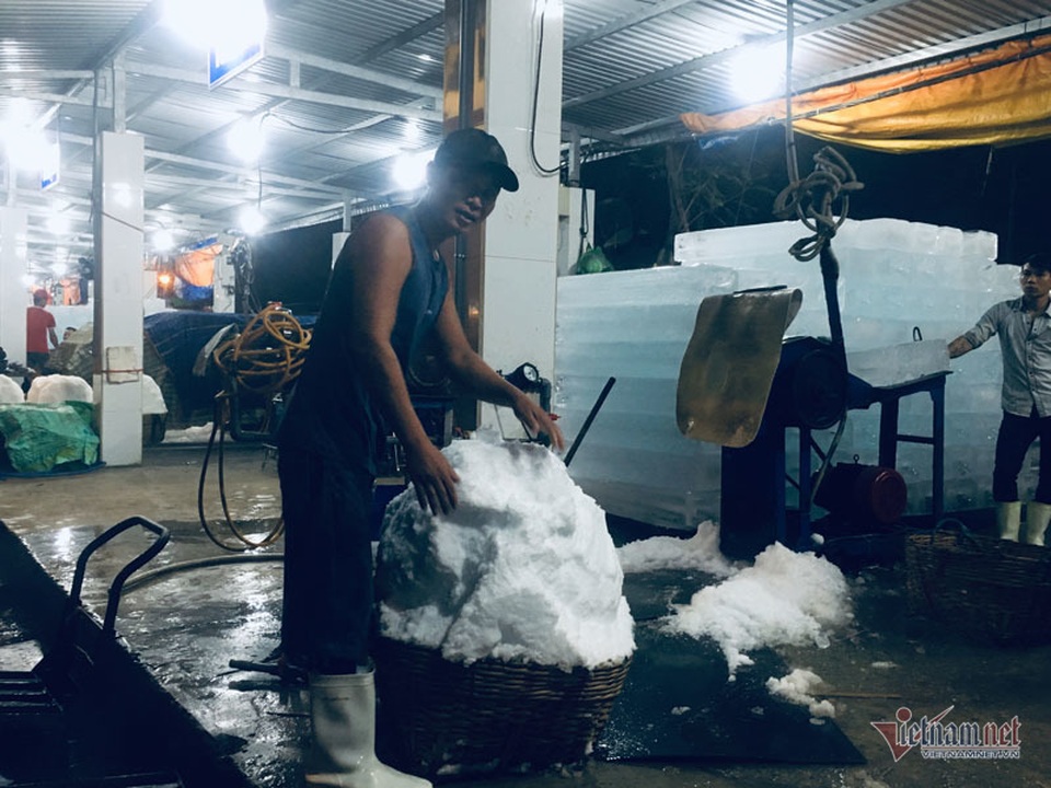 Vác đá lạnh xuyên đêm, anh công nhân phấn khởi nhận 400 ngàn đồng - 5
