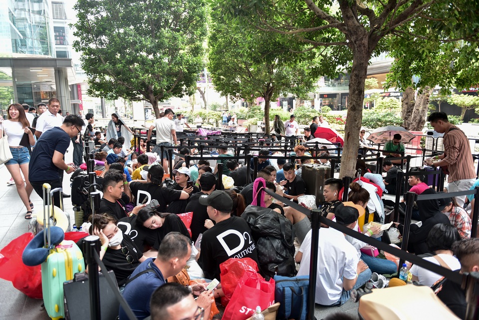 Người Việt tại Singapore kiếm bộn tiền nhờ xếp hàng thuê, làm cò mồi mua bán iPhone 11 - 7 Người Việt tại Singapore kiếm bộn tiền nhờ xếp hàng thuê, làm cò mồi mua bán iPhone 11 - 7