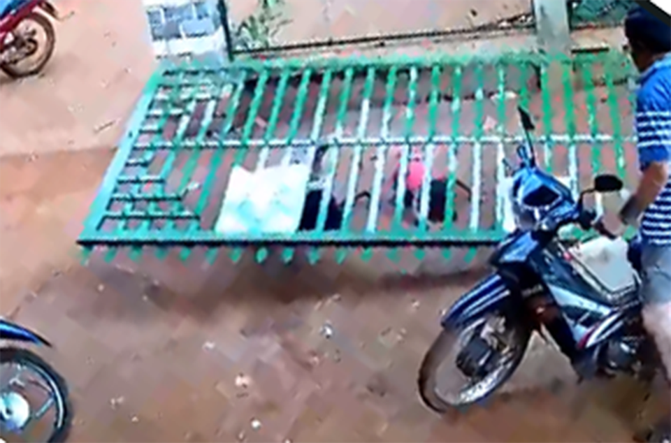 Bé trai 3 tuổi bị cổng sắt đè tử vong - 1 Bé trai 3 tuổi bị cổng sắt đè tử vong - 1
