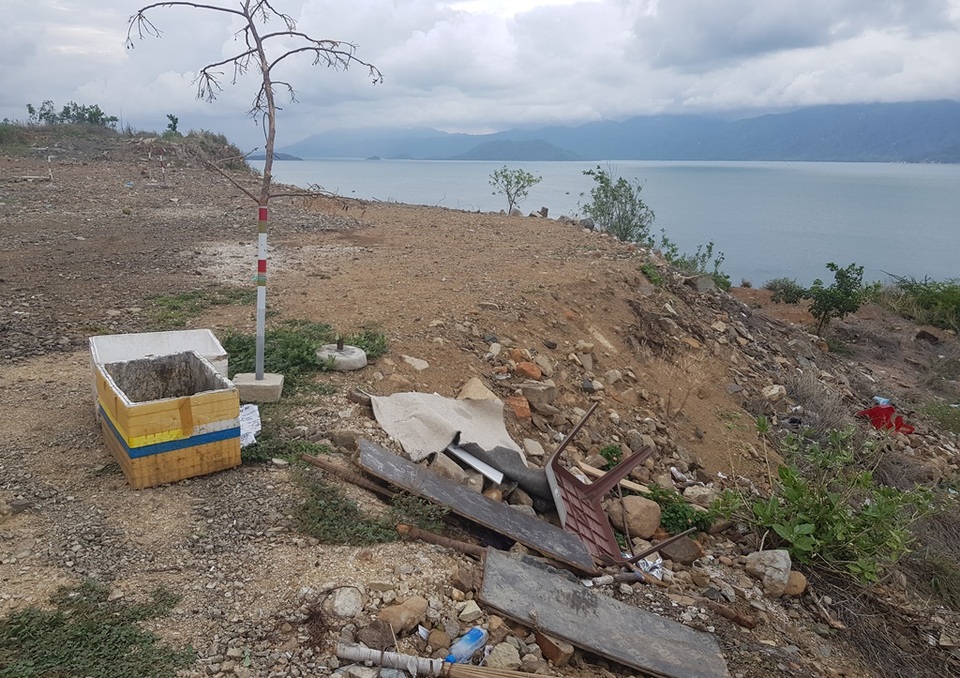Đường đèo tuyệt đẹp ở phía bắc Nha Trang bị rác xây dựng tấn công - 2 Đường đèo tuyệt đẹp ở phía bắc Nha Trang bị rác xây dựng tấn công - 2