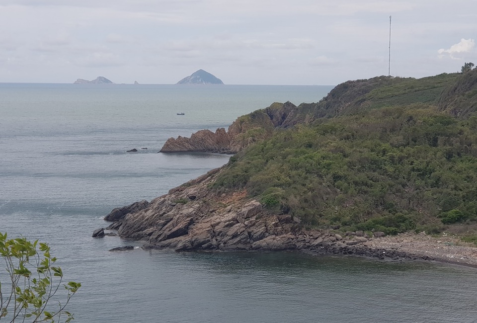 Đường đèo tuyệt đẹp ở phía bắc Nha Trang bị rác xây dựng tấn công - 1 Đường đèo tuyệt đẹp ở phía bắc Nha Trang bị rác xây dựng tấn công - 1