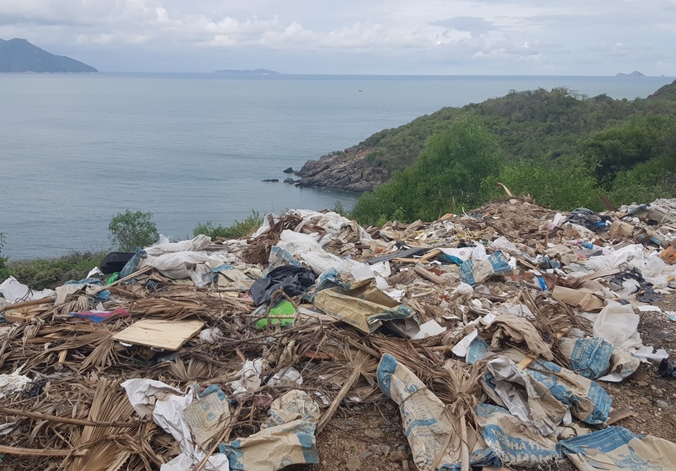 Đường đèo tuyệt đẹp ở phía bắc Nha Trang bị rác xây dựng tấn công - 4 Đường đèo tuyệt đẹp ở phía bắc Nha Trang bị rác xây dựng tấn công - 4