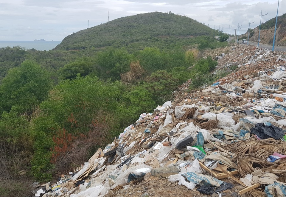 Đường đèo tuyệt đẹp ở phía bắc Nha Trang bị rác xây dựng tấn công - 7 Đường đèo tuyệt đẹp ở phía bắc Nha Trang bị rác xây dựng tấn công - 7