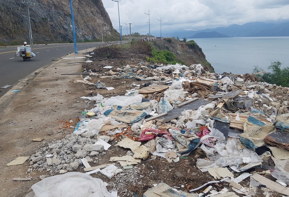 Đường đèo tuyệt đẹp ở phía bắc Nha Trang bị rác xây dựng tấn công - 9 Đường đèo tuyệt đẹp ở phía bắc Nha Trang bị rác xây dựng tấn công - 9
