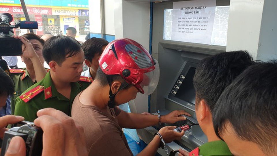Khen thưởng chuyên án bắt giữ 3 đối tượng người Trung Quốc làm giả thẻ ATM - 3 Khen thưởng chuyên án bắt giữ 3 đối tượng người Trung Quốc làm giả thẻ ATM - 3