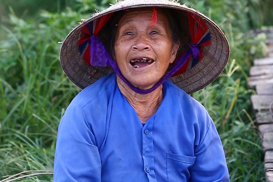 Đi chợ quê có các bà nhuộm răng đen - 8 Đi chợ quê có các bà nhuộm răng đen - 8