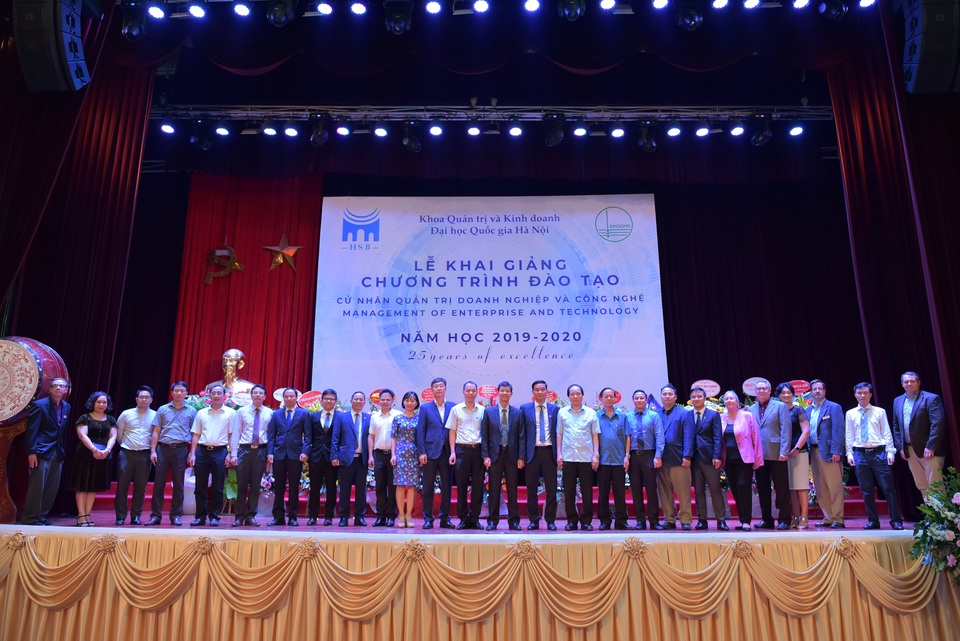 Lần đầu tiên đào tạo Cử nhân Quản trị Doanh nghiệp và Công nghệ - 3 Lần đầu tiên đào tạo Cử nhân Quản trị Doanh nghiệp và Công nghệ - 3