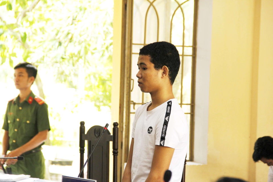 Cướp hơn 500 ngàn đồng của cụ bà, lãnh 13 năm tù giam