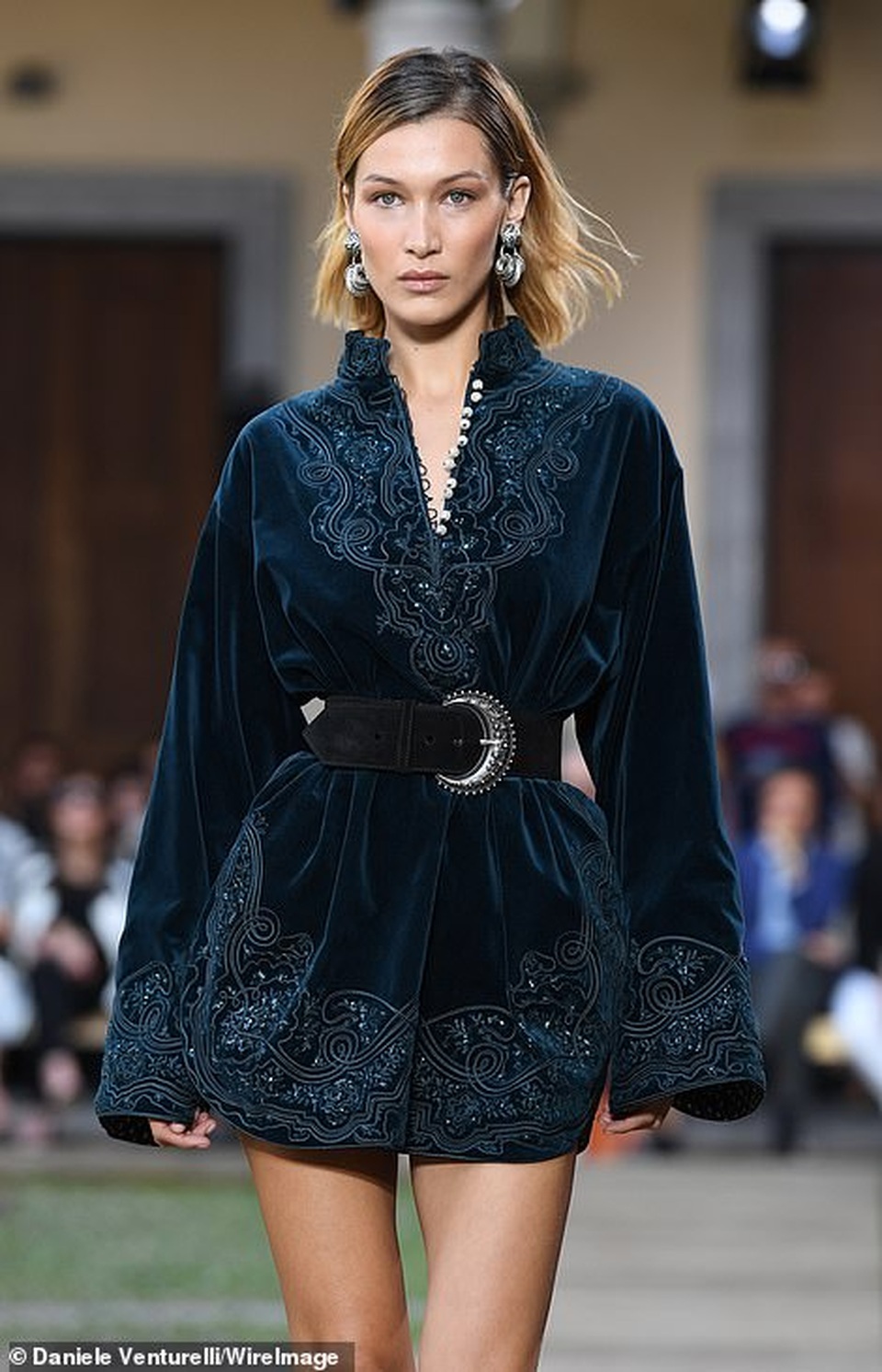 Bella Hadid đọ dáng với bồ cũ của Ronaldo - 5 Bella Hadid đọ dáng với bồ cũ của Ronaldo - 5