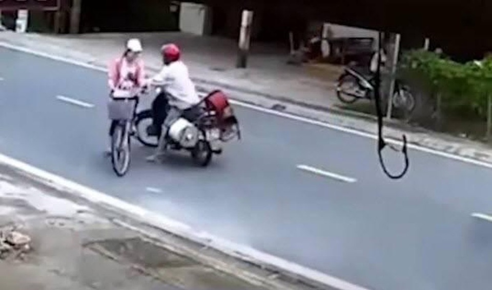 Đã tìm ra người đàn ông chặn đường bé gái để sàm sỡ - 1 Đã tìm ra người đàn ông chặn đường bé gái để sàm sỡ - 1