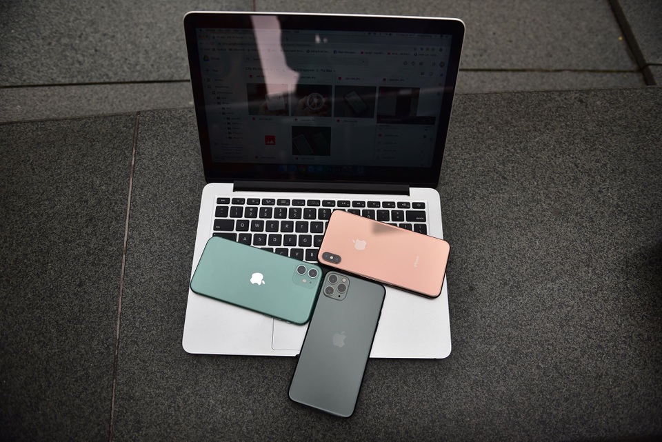 Trước cửa Apple Store: Tấp nập cảnh sang tay iPhone 11, cò kè mặc cả như chợ giời - 1 Trước cửa Apple Store: Tấp nập cảnh sang tay iPhone 11, cò kè mặc cả như chợ giời - 1