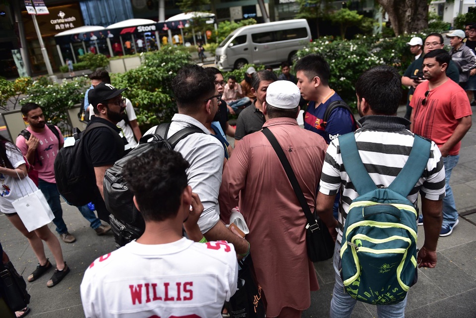 Trước cửa Apple Store: Tấp nập cảnh sang tay iPhone 11, cò kè mặc cả như chợ giời - 4 Trước cửa Apple Store: Tấp nập cảnh sang tay iPhone 11, cò kè mặc cả như chợ giời - 4