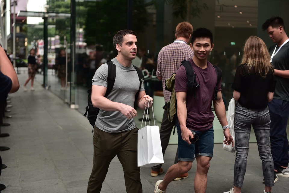 Trước cửa Apple Store: Tấp nập cảnh sang tay iPhone 11, cò kè mặc cả như chợ giời - 6 Trước cửa Apple Store: Tấp nập cảnh sang tay iPhone 11, cò kè mặc cả như chợ giời - 6