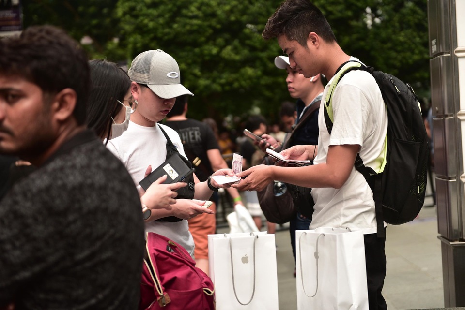 Trước cửa Apple Store: Tấp nập cảnh sang tay iPhone 11, cò kè mặc cả như chợ giời - 5 Trước cửa Apple Store: Tấp nập cảnh sang tay iPhone 11, cò kè mặc cả như chợ giời - 5