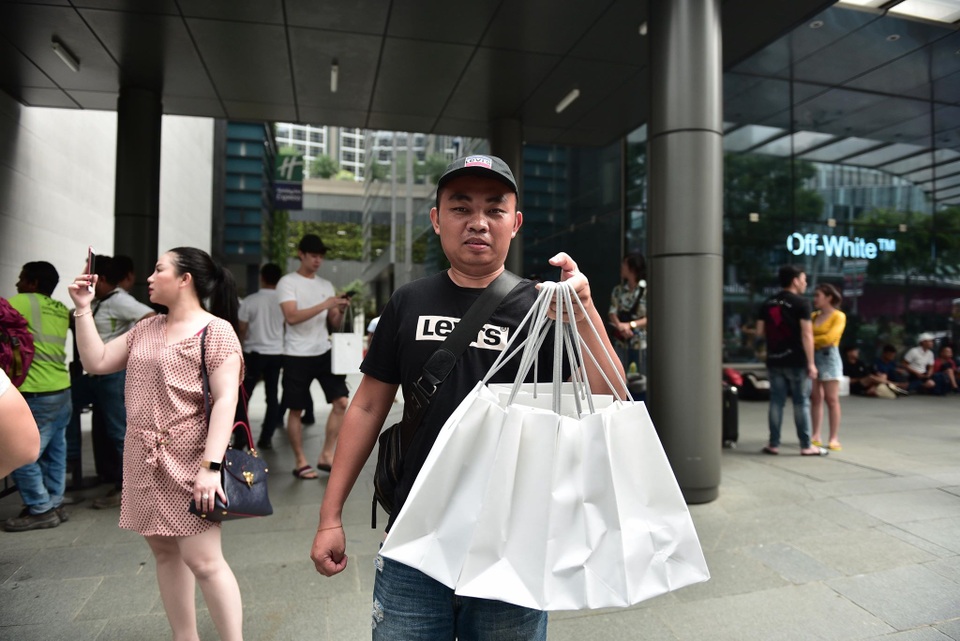 Trước cửa Apple Store: Tấp nập cảnh sang tay iPhone 11, cò kè mặc cả như chợ giời - 7 Trước cửa Apple Store: Tấp nập cảnh sang tay iPhone 11, cò kè mặc cả như chợ giời - 7