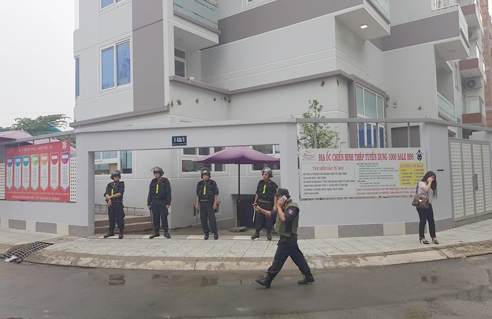 Hàng chục cảnh sát bao vây, khám xét công ty con của Công ty Alibaba - 1 Hàng chục cảnh sát bao vây, khám xét công ty con của Công ty Alibaba - 1