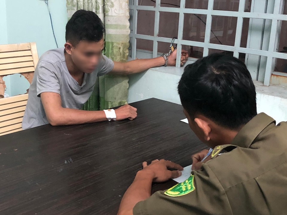 “Xe tù” dừng đèn đỏ, 2 con nghiện phá nóc xe bỏ trốn - 1 “Xe tù” dừng đèn đỏ, 2 con nghiện phá nóc xe bỏ trốn - 1