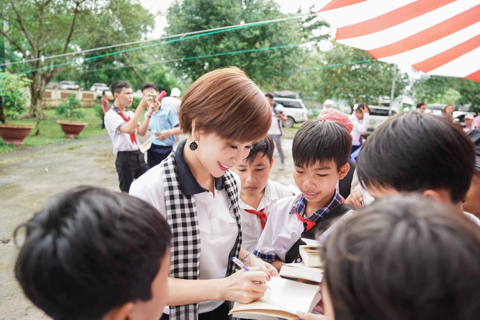Uyên Linh từng rớt hàng chục cuộc thi hát trong gần 10 năm - 5 Uyên Linh từng rớt hàng chục cuộc thi hát trong gần 10 năm - 5