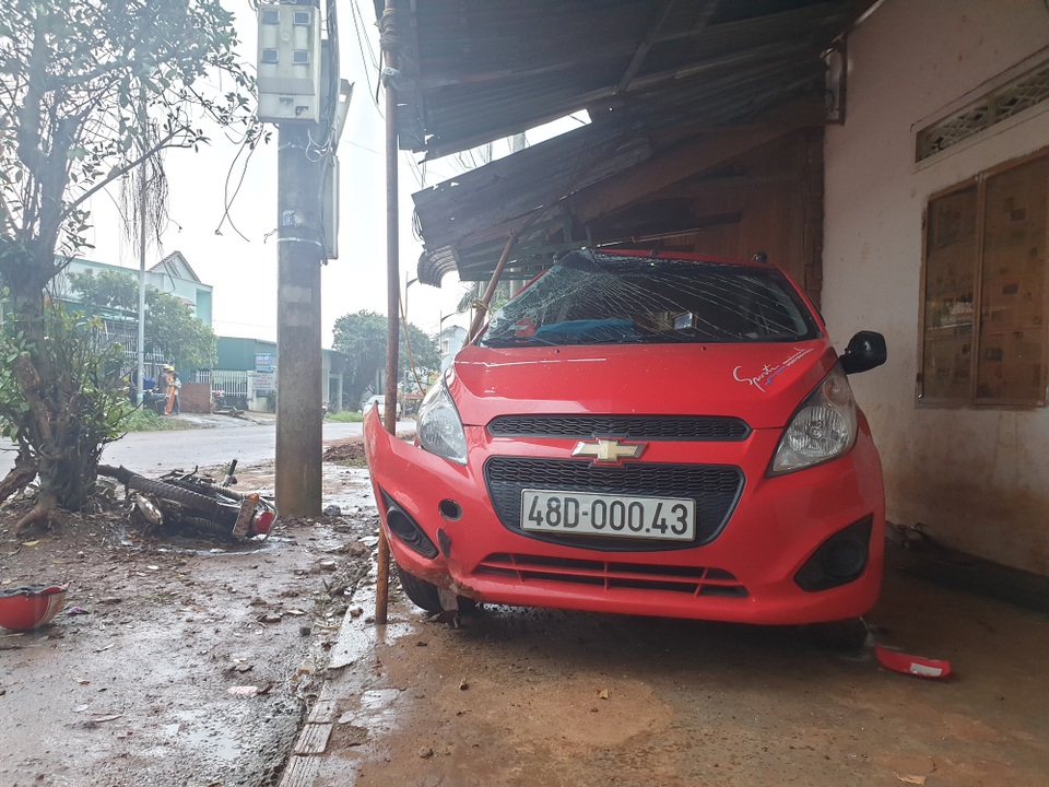 Cán bộ công an nghi phóng nhanh, tông một công nhân nguy kịch - 1 Cán bộ công an nghi phóng nhanh, tông một công nhân nguy kịch - 1