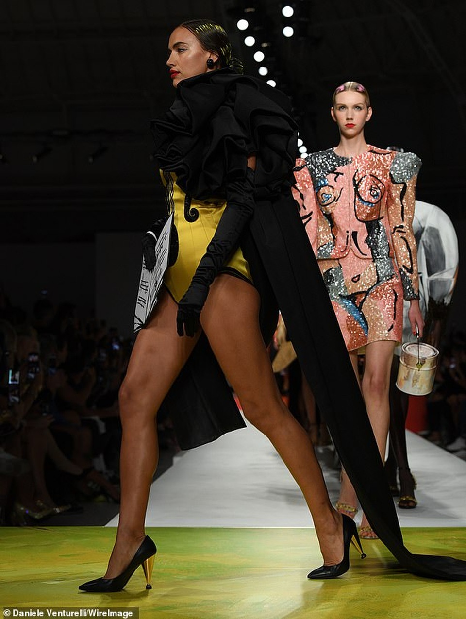 Tình cũ của Ronaldo khoe chân dài trên sàn diễn thời trang - 2