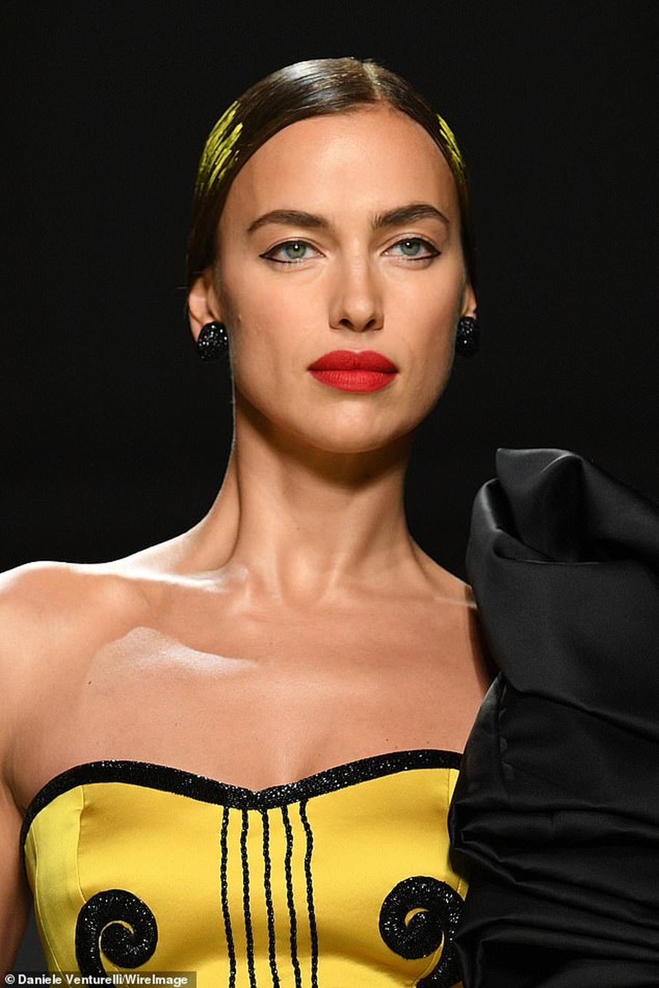 Tình cũ của Ronaldo khoe chân dài trên sàn diễn thời trang - 4