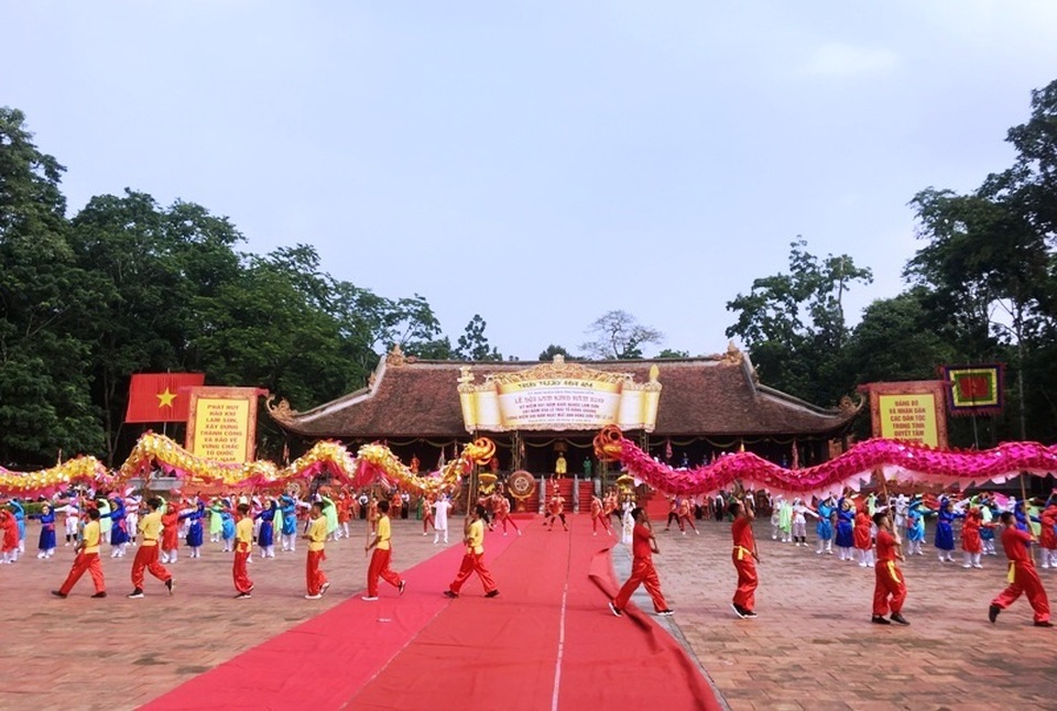 Hàng vạn người hướng về vùng đất thiêng Lam Kinh - 2 Hàng vạn người hướng về vùng đất thiêng Lam Kinh - 2