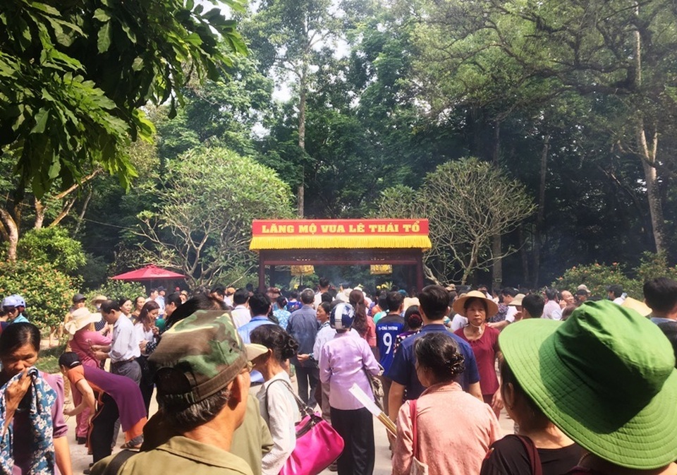Hàng vạn người hướng về vùng đất thiêng Lam Kinh - 6 Hàng vạn người hướng về vùng đất thiêng Lam Kinh - 6